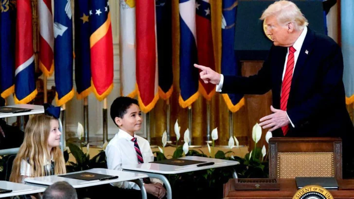 'Están jugando a la política con mi hijo': qué efectos está teniendo la decisión de Trump de desmantelar el Departamento de Educación de EE.UU.