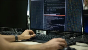 Francia acusa a Rusia de ciberataques en los sectores de defensa, finanzas y medios de comunicación