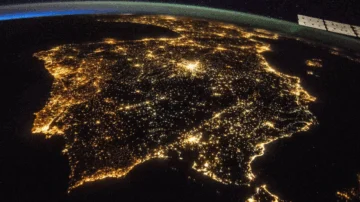 Qué ventajas e inconvenientes tienen España y Portugal al estar en una 'isla energética' (y cómo influyó eso en el masivo apagón de esta semana)