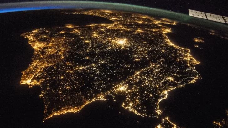 Qué ventajas e inconvenientes tienen España y Portugal al estar en una 'isla energética' (y cómo influyó eso en el masivo apagón de esta semana)