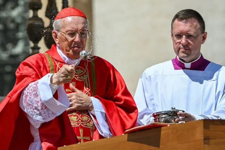 La inédita procesión del féretro y otros 3 momentos significativos del funeral del papa Francisco