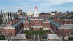 La Universidad de Harvard demanda al gobierno de Trump tras la congelación de miles de millones en fondos federales