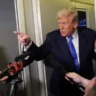 Trump insta a mantener "bajos los precios del petróleo" y no caer en "manos del enemigo"