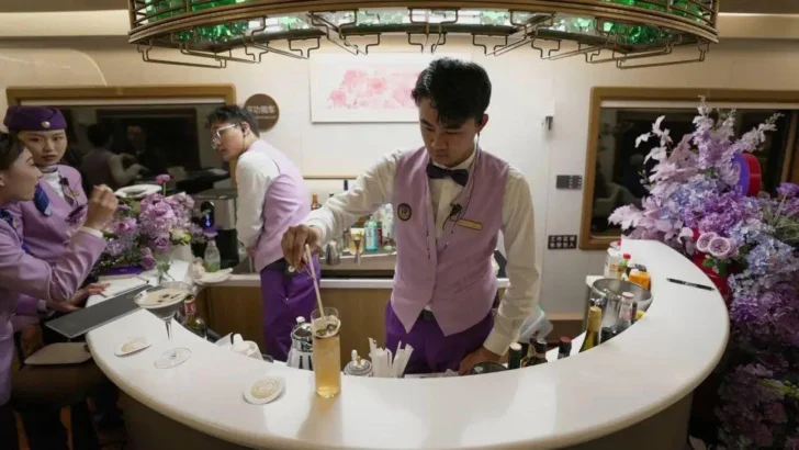 El viaje de la BBC en los 'trenes de plata' con los que China busca reactivar su economía