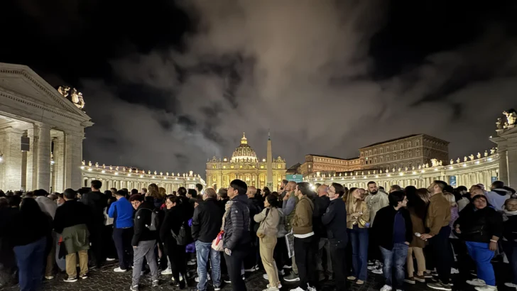El multitudinario tributo de medianoche al papa El multitudinario tributo de medianoche al papa