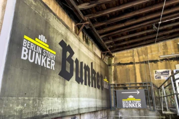  BERLÍN, 30/04/2025.- El Berlin Story Bunker, centro de exposiciones berlinés dedicado al ascenso al poder del partido nazi, el III Reich, la Segunda Guerra Mundial y el Holocausto, ubicado en un antiguo búnker civil construido en 1942. Cuenta con una reproducción de una de las estancias del búnker en la que se quitaron la vida Adolf Hitler y Eva Braun, junto al resto del círculo íntimo del Führer.EFE/ Salvador Martínez Mas.