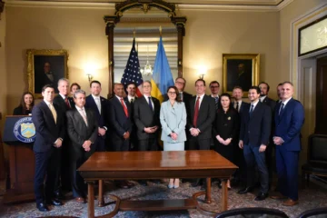  WASHINGTON (ESTADOS UNIDOS), 30/04/2025.- Fotografía tomada de la cuenta en X @Svyrydenko_Y de la ministra de Economía de Ucrania Yulia Svyrydenko (c-d) de ella posando con el secretario del Tesoro de EE.UU., Scott Bessent (c-i), este miércoles, luego del anuncio de la firma del establecimiento de un Fondo de Inversión para la Reconstrucción Estados Unidos-Ucrania, en Washington (EE.UU.). EFE/ @Svyrydenko)