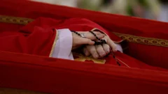 El Vaticano difunde las primeras imágenes del féretro del papa Francisco y anuncia la fecha del funeral