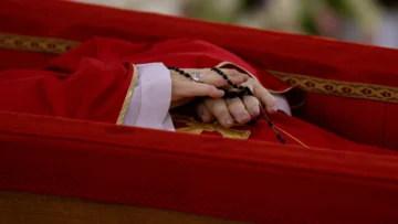 El Vaticano difunde las primeras imágenes del féretro del papa Francisco y anuncia la fecha del funeral