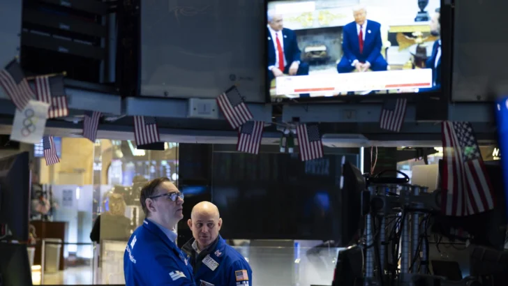 Wall Street cierra verde tras exenciones arancelarias de Trump, aunque nadie se libra Wall Street cierra verde tras exenciones arancelarias de Trump, aunque nadie se libra