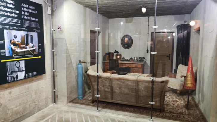  BERLÍN, 30/04/2025.-Reproducción histórica de una de las estancias de Adolf Hitler en el búnker berlinés en el que suicidó, parte de la exposición del Berlin Story GmbH