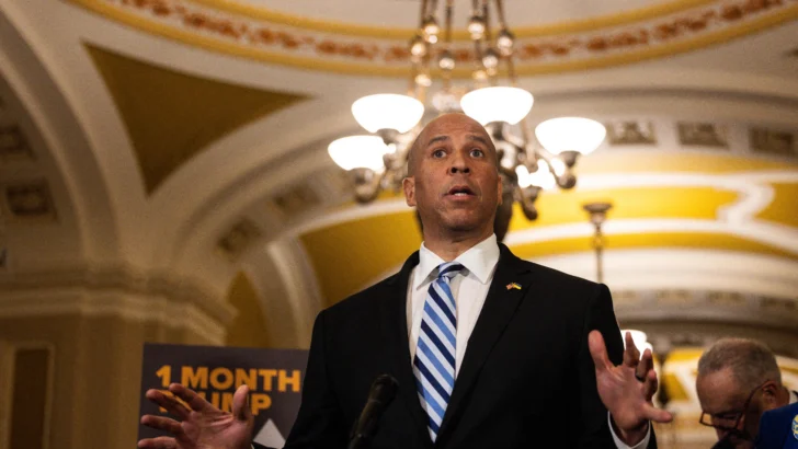 Senador bate récord con discurso contra Trump que ya lleva más de 24 horas