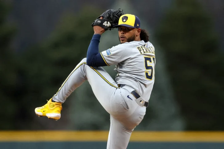  DENVER, COLORADO - 8 DE ABRIL: El lanzador abridor Freddy Peralta #51 de los Cerveceros de Milwaukee lanza contra los Rockies de Colorado en la primera entrada en el Coors Field el 8 de abril de 2025 en Denver, Colorado. Matthew Stockman/Getty Images/AFP (Foto de MATTHEW STOCKMAN / GETTY IMAGES NORTH AMERICA / Getty Images vía AFP)