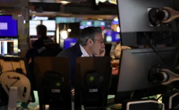 Wall Street cierra mixto pendiente de tecnológicas y guerra comercial