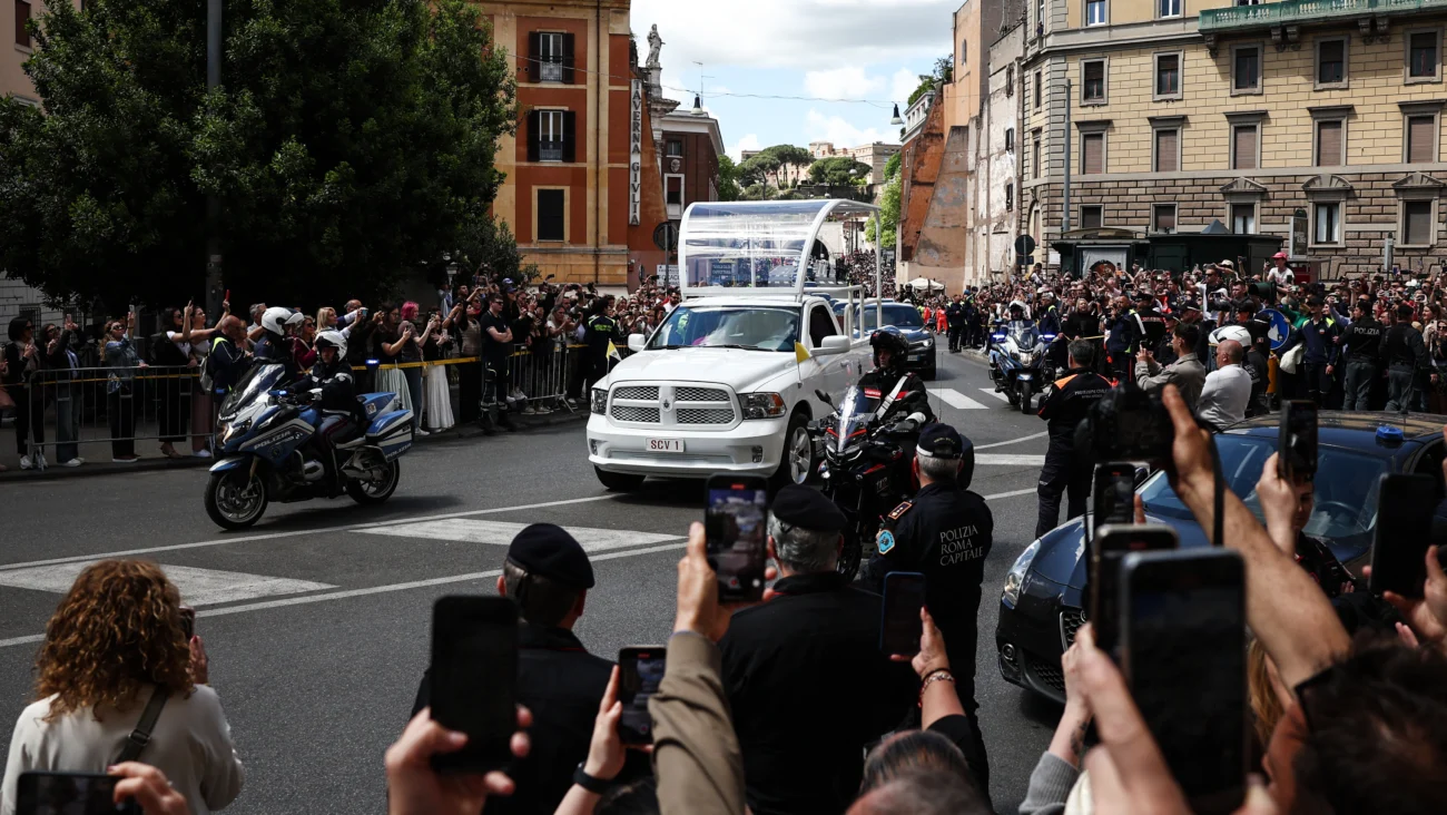 Roma brinda a Francisco un adiós multitudinario en su último viaje Roma brinda a Francisco un adiós multitudinario en su último viaje