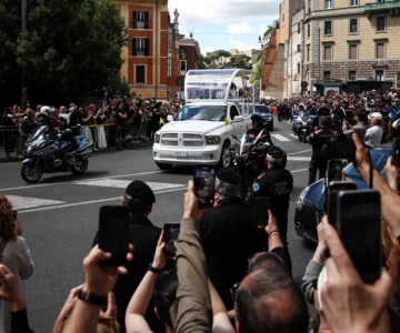 Roma brinda a Francisco un adiós multitudinario en su último viaje Roma brinda a Francisco un adiós multitudinario en su último viaje