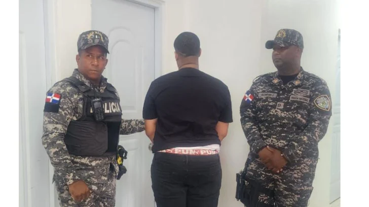 Agentes policiales apresan hombre por asalto Agentes policiales apresan hombre por asalto