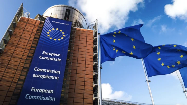 La Unión Europea lanza su respuesta 'escalonada' a los aranceles de Trump