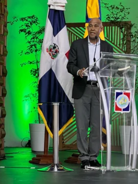 El-ambientalista-Victor-Almanzar-realiza-la-presentacion-del-autor-del-libro-546x728