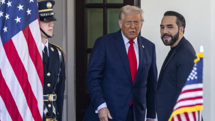 Trump agradece a Bukele por aceptar y detener a migrantes expulsados de EEUU