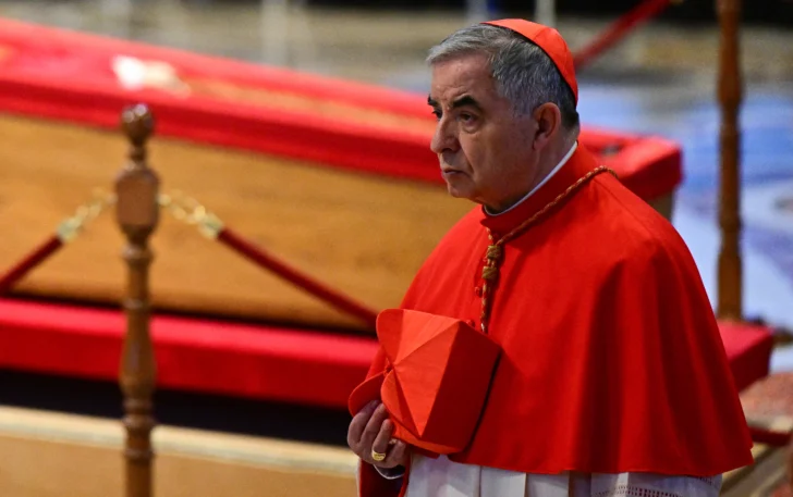Cardenal implicado en escándalo financiero renuncia a participar en el cónclave; cardenales 'agradecen su gesto'