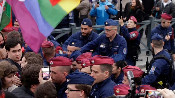 Hungría reforma la Constitución para restringir los derechos LGBT+ Hungría reforma la Constitución para restringir los derechos LGBT+