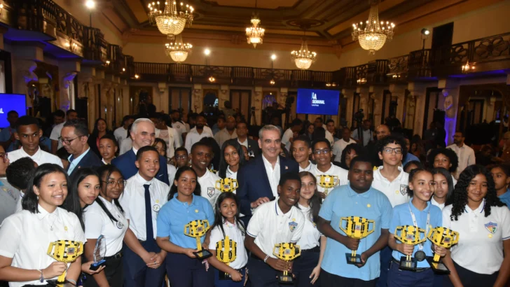 Abinader destaca logros de estudiantes dominicanos en competencias de STEAM Abinader destaca logros de estudiantes dominicanos en competencias de STEAM