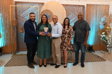  La directora de comunicaciones de la UCNE, Maridalia Lora, recibe reconocimiento del CDP.