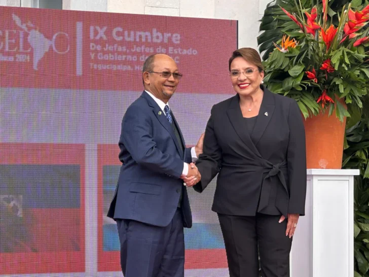  Leslie Voltaire con la presidenta anfitriona