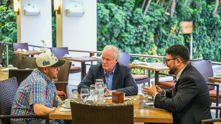 Senador estadounidense Van Hollen logra reunirse con salvadoreño deportado por EEUU Senador estadounidense Van Hollen logra reunirse con salvadoreño deportado por EEUU