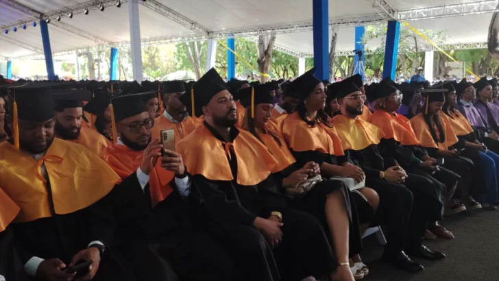 UASD gradúa 2,507 profesionales en honor al 60 aniversario de la Revolución de Abril UASD gradúa 2,507 profesionales en honor al 60 aniversario de la Revolución de Abril