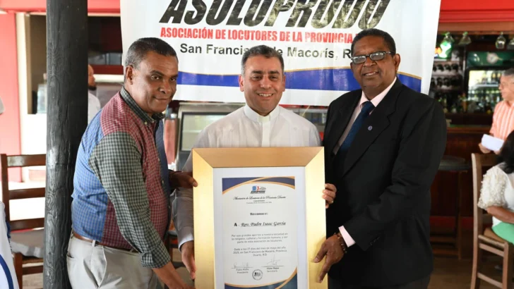 Rector de la Universidad Católica Nordestana es reconocido por la Asociación de Locutores de la provincia Duarte Rector de la Universidad Católica Nordestana es reconocido por la Asociación de Locutores de la provincia Duarte