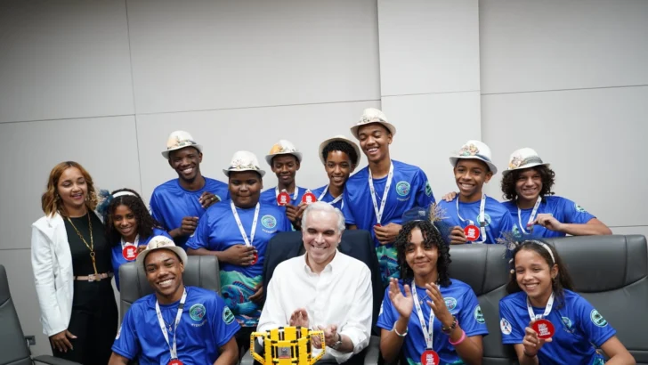 Ministro De Camps recibe a estudiantes ganadores del máximo premio nacional en robótica Ministro De Camps recibe a estudiantes ganadores del máximo premio nacional en robótica