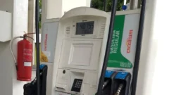 Azul, rojo y amarillo. Qué significan los sellos en los dispensadores de combustibles