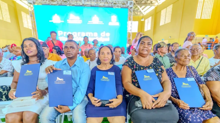 Entregan 1400 títulos de propiedad en Monte Plata