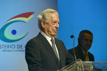  Mario Vargas Llosa, al recibir en 2016, en Santo Domingo, el Premio Internacional Pedro Henríquez Ureña, que otorga el Ministerio de Cultura de la República Dominicana.