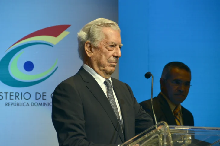  Mario Vargas Llosa, al recibir en 2016, en Santo Domingo, el Premio Internacional Pedro Henríquez Ureña, que otorga el Ministerio de Cultura de la República Dominicana.