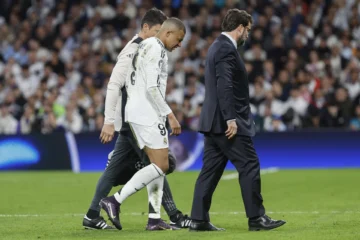  El delantero francés del Real Madrid, Kylian Mbappé, abandona el terreno de juego durante el encuentro de vuelta de cuartos de final de la Liga de Campeones que Real Madrid y Arsenal jugaron en el estadio Santiago Bernabéu. EFE/Chema Moya.