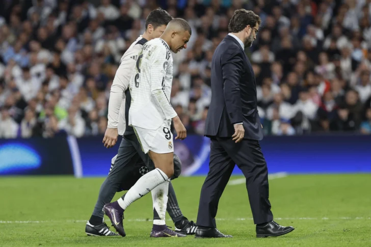  El delantero francés del Real Madrid, Kylian Mbappé, abandona el terreno de juego durante el encuentro de vuelta de cuartos de final de la Liga de Campeones que Real Madrid y Arsenal jugaron en el estadio Santiago Bernabéu. EFE/Chema Moya.