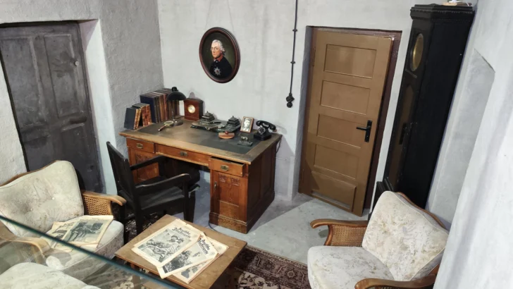  BERLÍN, 30/04/2025.-Reproducción histórica de una de las estancias de Adolf Hitler en el búnker berlinés en el que suicidó, parte de la exposición del Berlin Story GmbH