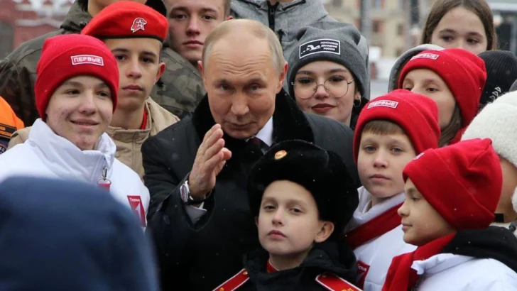Los polémicos incentivos en Rusia para fomentar el embarazo de adolescentes ante el declive demográfico del país