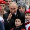 Los polémicos incentivos en Rusia para fomentar el embarazo de adolescentes ante el declive demográfico del país