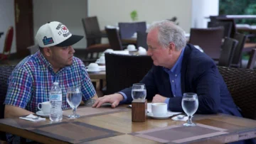 La foto que muestra por primera vez a Kilmar Ábrego García tras haber sido deportado 'por error' por el gobierno de Trump a una megaprisión en El Salvador