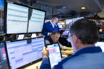 Wall Street cierra sin dirección clara