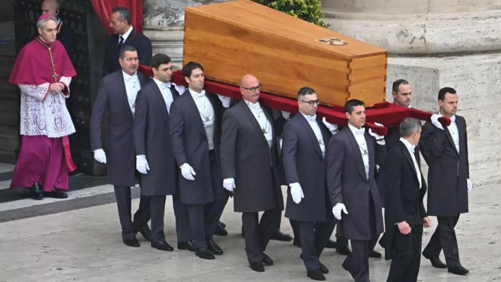 Cómo Francisco cambió los funerales de los papas y por qué dejarán de ser 'como los de un emperador romano'