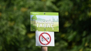 Desde julio, no se podrá fumar más en playas, parques o cerca de escuelas de Francia