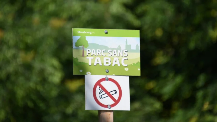Desde julio, no se podrá fumar más en playas, parques o cerca de escuelas de Francia