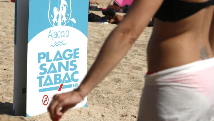 Francia prohíbe los cigarrillos en playas, parques y alrededores de los colegios a partir del 1 de julio