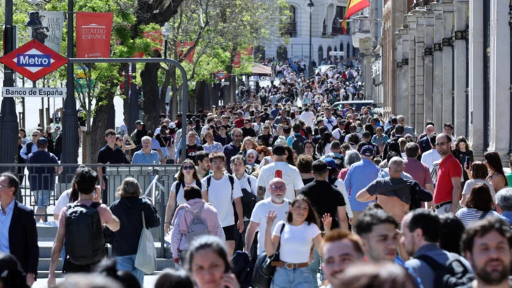 El Gobierno español busca la regularización de medio millón de indocumentados que llegaron antes de 2025