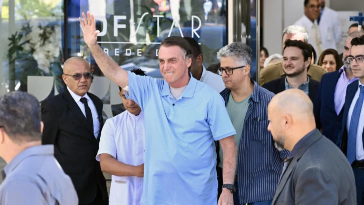 El expresidente brasileño Jair Bolsonaro sale del hospital tres semanas después de su operación